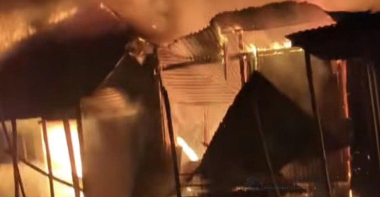 ফরিদপুরে ভয়াবহ আগুনে ২০ দোকান পুড়ে ছাই